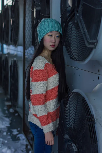 Porträt von stilvollen asiatischen Mädchen auf der Straße — Stockfoto