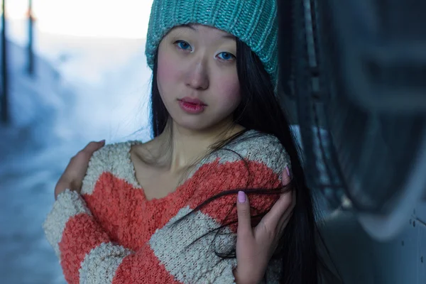 Porträtt av snygg asiatisk tjej på gatan — Stockfoto
