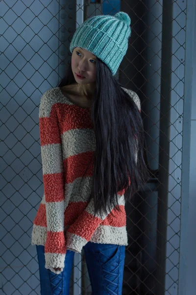 Porträt von stilvollen asiatischen Mädchen auf der Straße — Stockfoto