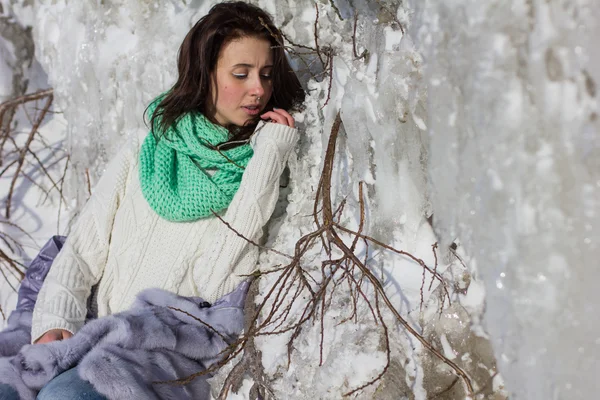 Retrato de inverno de uma menina perto de gelo — Fotografia de Stock