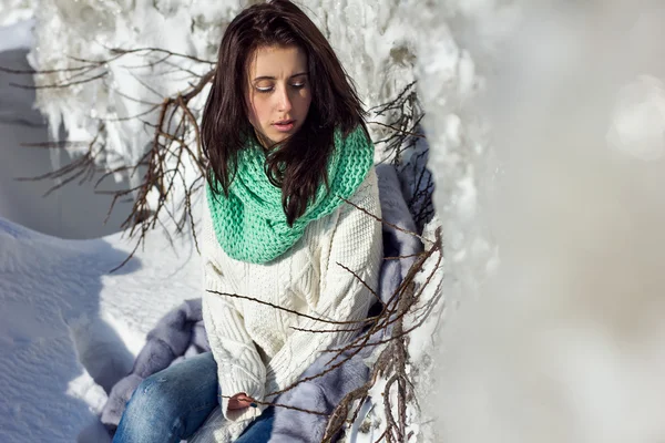 Retrato de inverno de uma menina perto de gelo — Fotografia de Stock