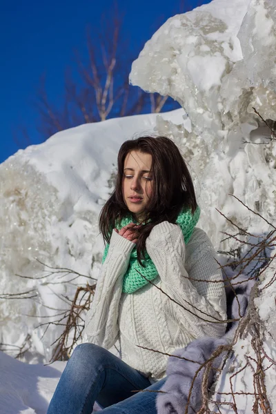 Vinter porträtt av en flicka nära isen — Stockfoto