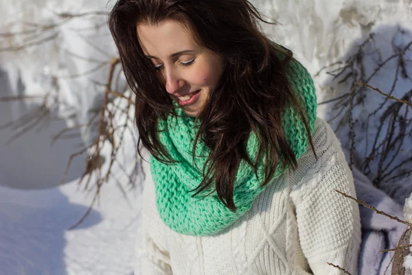 Retrato de inverno de uma menina perto de gelo — Fotografia de Stock