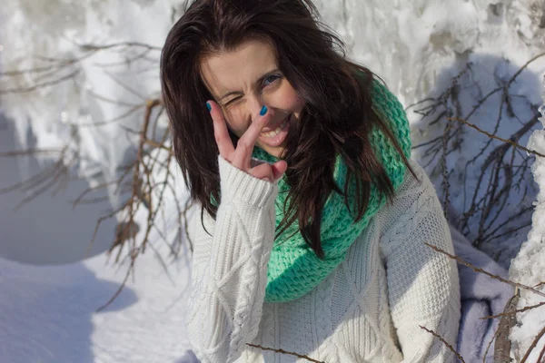 Зимний портрет девушки возле льда — стоковое фото