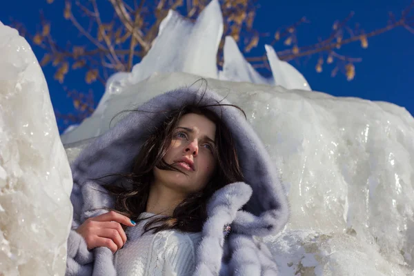 Retrato de inverno de uma menina em um casaco de pele — Fotografia de Stock