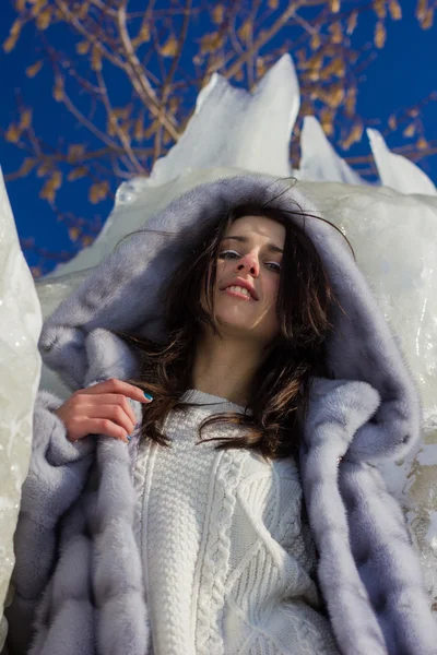 Retrato de invierno de una niña en un abrigo de piel —  Fotos de Stock
