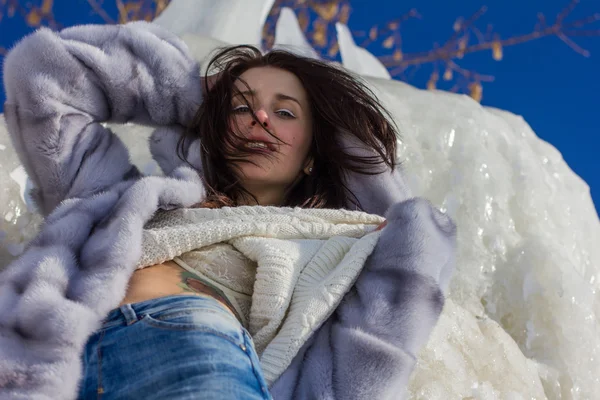 Winter portret van een meisje in een bontjas — Stockfoto