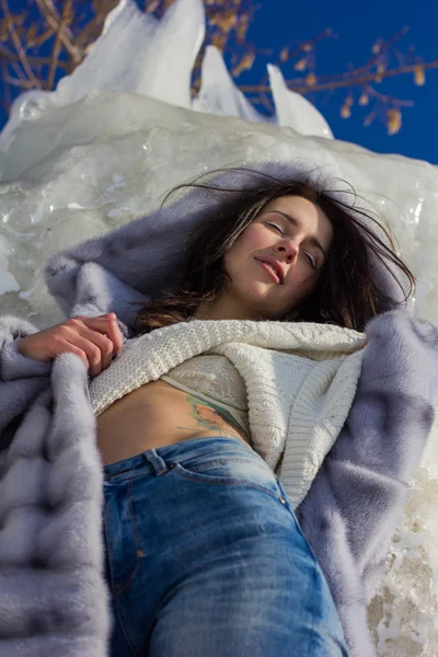 Téli portré egy lány, egy bundát — Stock Fotó