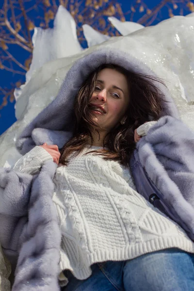 Retrato de invierno de una niña en un abrigo de piel —  Fotos de Stock