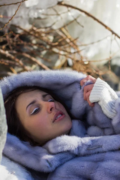 Προσωπογραφία κοριτσιού σε ένα γούνινο παλτό χειμώνα — Φωτογραφία Αρχείου