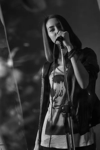 Menina cantando em um microfone em um estúdio — Fotografia de Stock