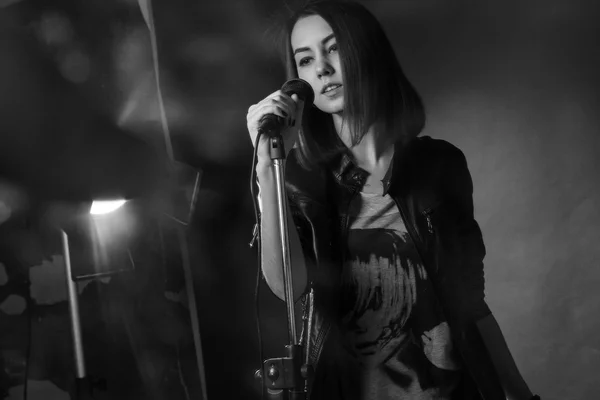Mädchen singt in einem Studio ins Mikrofon — Stockfoto