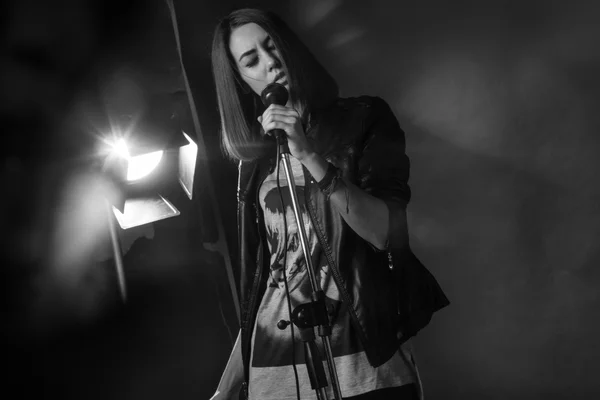 Girl singing into a microphone in a studio — Stock Photo, Image