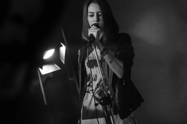 Dziewczyna śpiewa do mikrofonu w studio — Zdjęcie stockowe