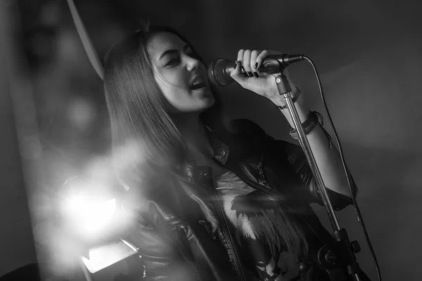 Chica cantando en un micrófono en un estudio —  Fotos de Stock