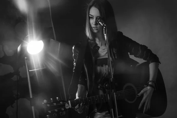 A menina tocando guitarra no estúdio — Fotografia de Stock