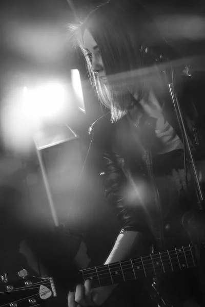 Het meisje gitaarspelen in de Studio — Stockfoto