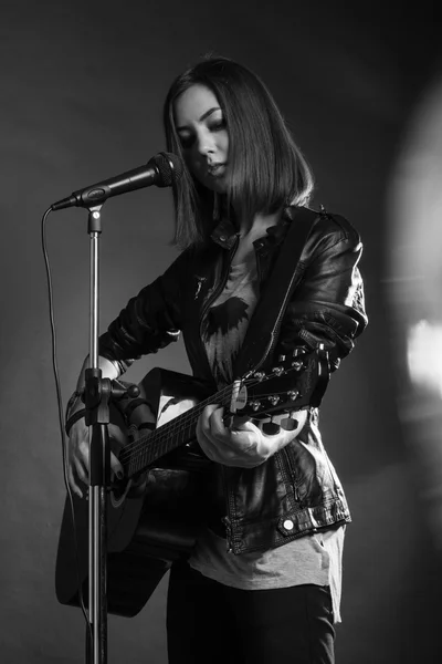 A menina tocando guitarra no estúdio — Fotografia de Stock