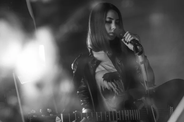 Gadis itu bermain gitar di Studio — Stok Foto