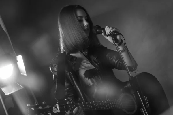 Het meisje gitaarspelen in de Studio — Stockfoto