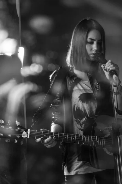 La chica tocando la guitarra en el estudio —  Fotos de Stock