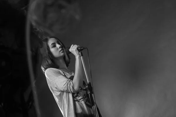 Mädchen singt in einem Studio ins Mikrofon — Stockfoto