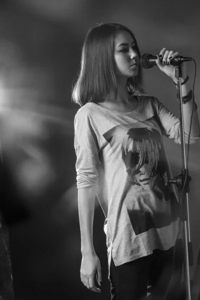 Chica cantando en un micrófono en un estudio — Foto de Stock