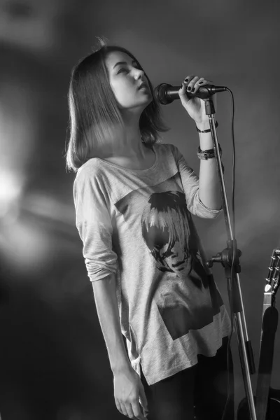 Chica cantando en un micrófono en un estudio —  Fotos de Stock