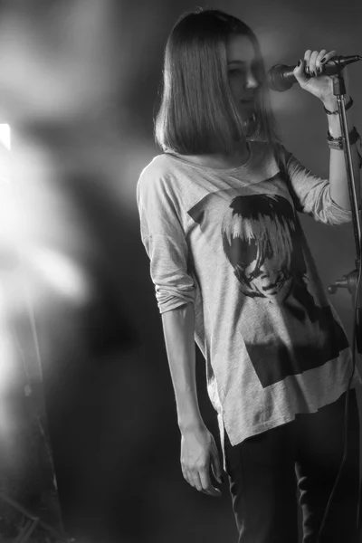 Chica cantando en un micrófono en un estudio — Foto de Stock