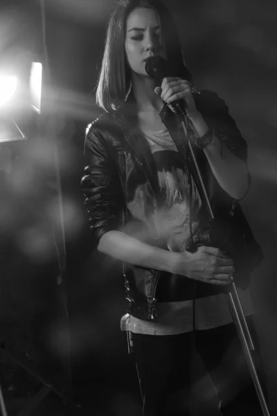 Girl singing into a microphone in a studio — Stock Photo, Image