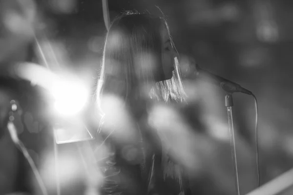 Mädchen singt in einem Studio ins Mikrofon — Stockfoto