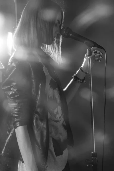 Chica cantando en un micrófono en un estudio —  Fotos de Stock