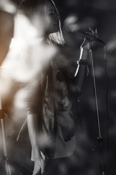 Fată cântând într-un microfon într-un studio — Fotografie, imagine de stoc