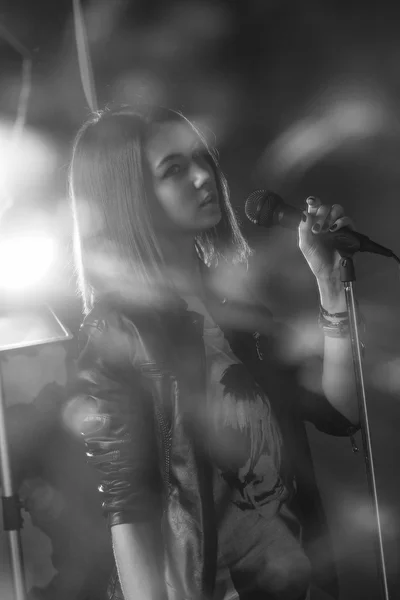 Menina cantando em um microfone em um estúdio — Fotografia de Stock