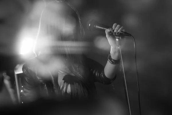 Menina cantando em um microfone em um estúdio — Fotografia de Stock