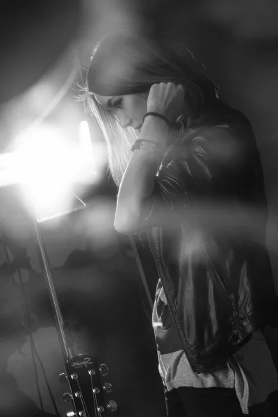 Fille chantant dans un microphone dans un studio — Photo