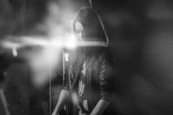 Girl singing into a microphone in a studio — Stock Photo, Image