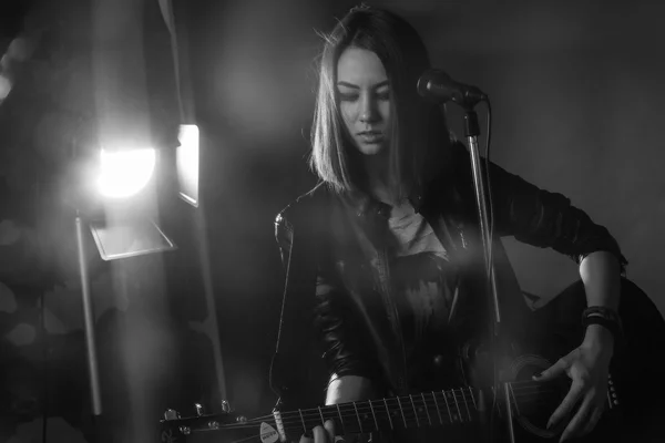 A menina tocando guitarra no estúdio — Fotografia de Stock