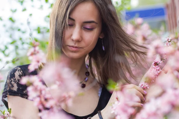 Porträtt av ung vacker flicka i blommor — Stockfoto