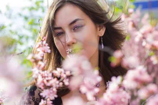 Retrato de niña hermosa en flores —  Fotos de Stock