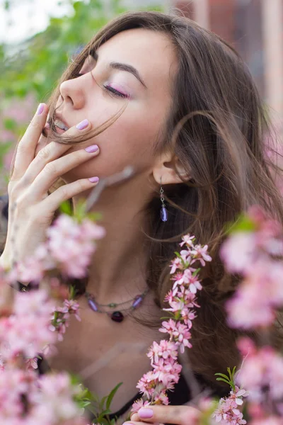 Muotokuva nuori kaunis tyttö kukkia — kuvapankkivalokuva