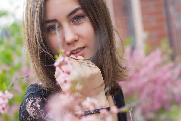 Retrato de menina bonita jovem em flores — Fotografia de Stock
