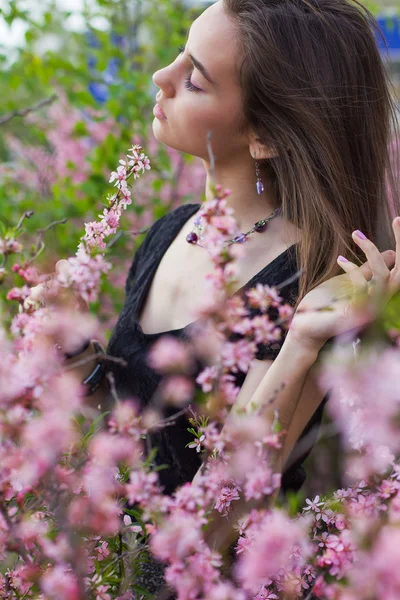 Portrait de jeune belle fille en fleurs — Photo