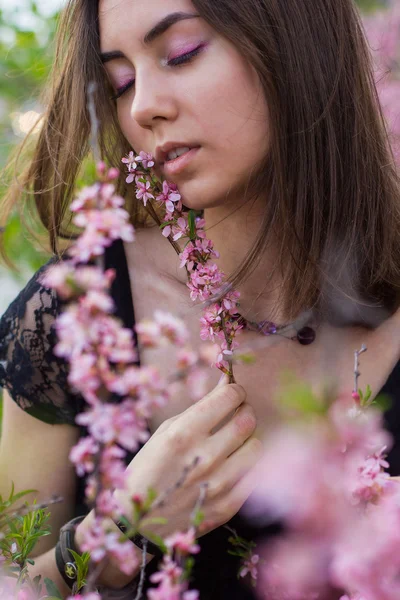 Portrait of young beautiful girl in flowers — Stock Photo, Image