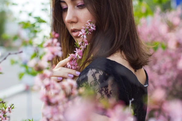 Portrait of young beautiful girl in flowers — Stock Photo, Image