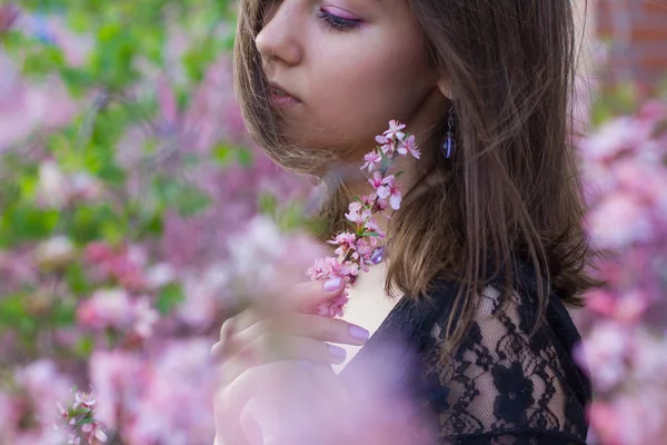 Portrait of young beautiful girl in flowers — Stock Photo, Image