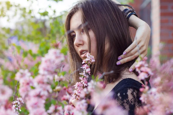 Portret van jonge mooi meisje in bloemen — Stockfoto