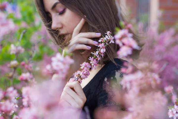 Portrait of young beautiful girl in flowers — Stock Photo, Image