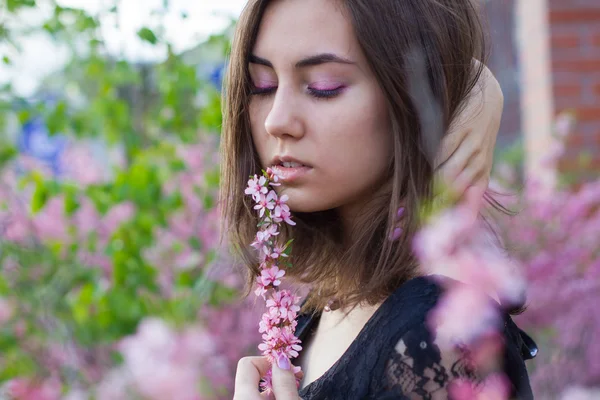 Muotokuva nuori kaunis tyttö kukkia — kuvapankkivalokuva