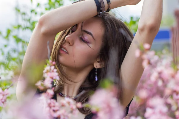 Retrato de niña hermosa en flores —  Fotos de Stock